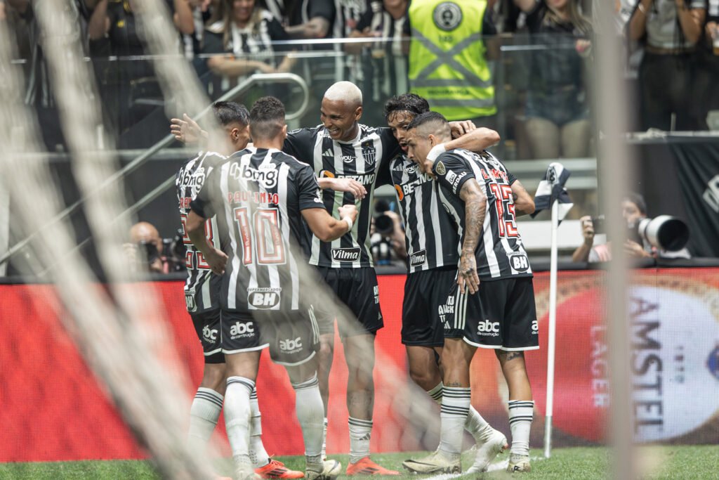 Atlético-MG goleia o River Plate e fica perto da vaga à final da Libertadores