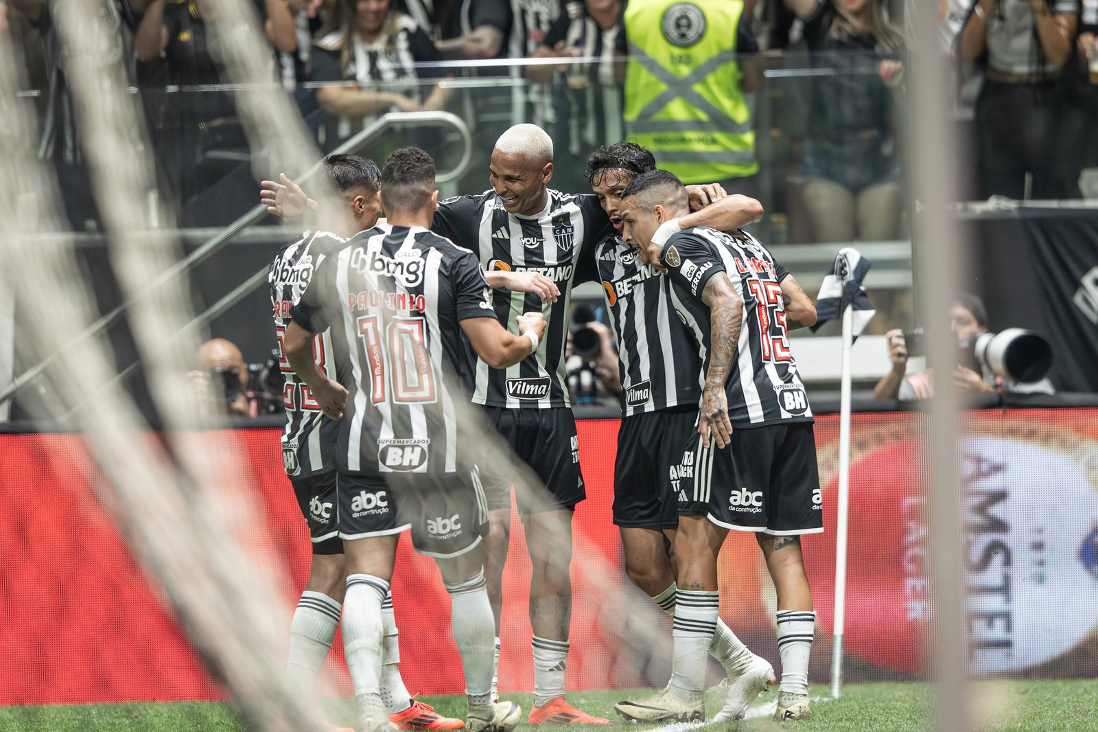 Atlético-MG goleia o River Plate e fica perto da vaga à final da Libertadores