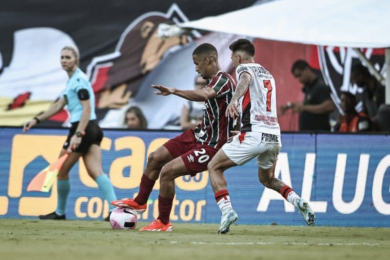 Fluminense entrega no fim, e perde para o Vitória no Brasileirão