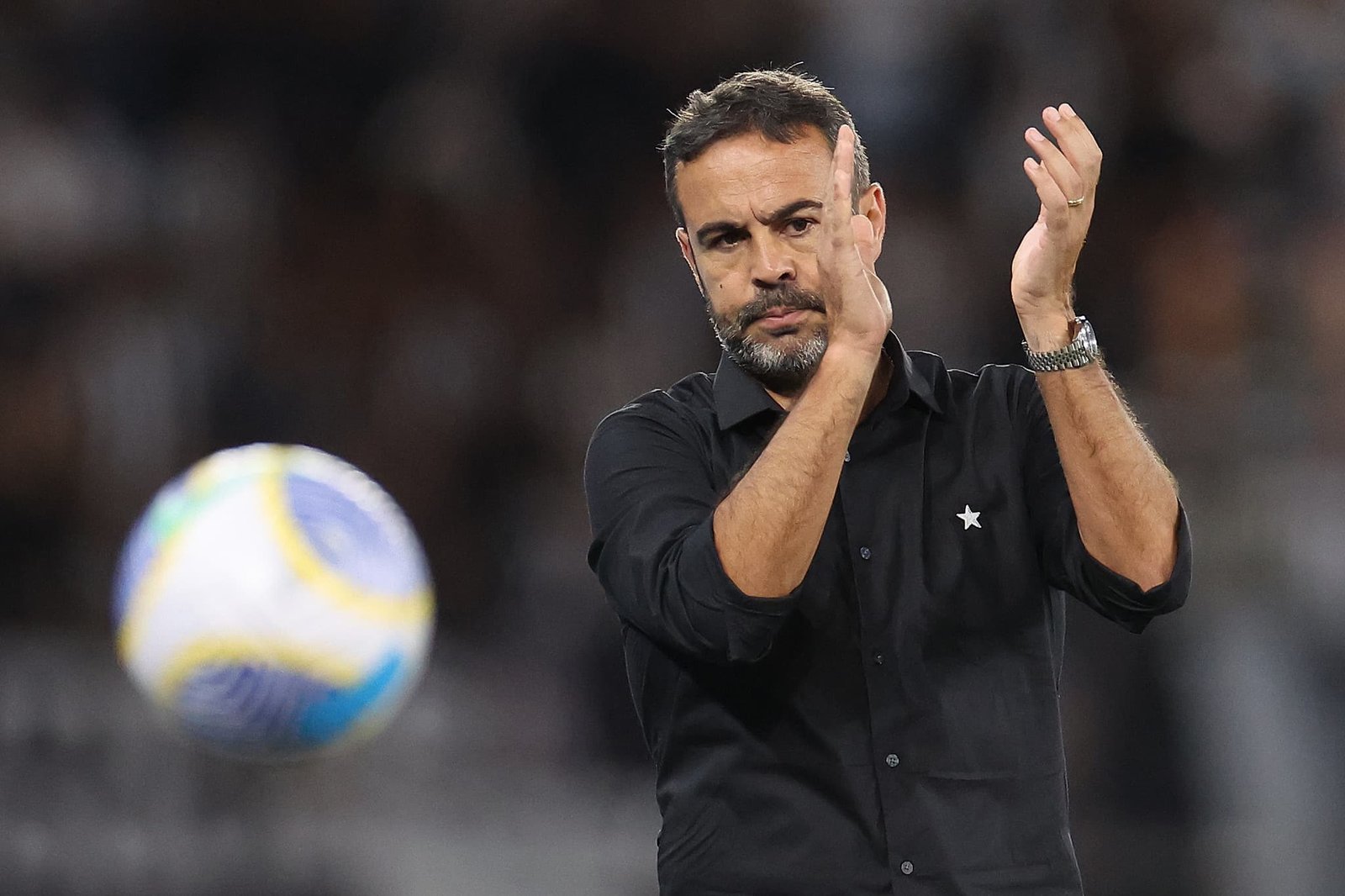 Artur Jorge foge de clichês ao falar sobre vantagem do Botafogo sobre o Palmeiras