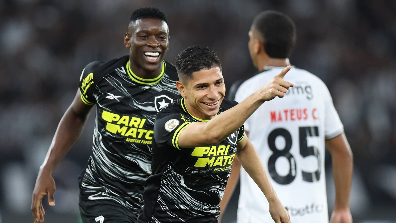 Gols perdidos não impediram o Botafogo de vencer o Vasco e abrir sua maior vantagem no Brasileiro