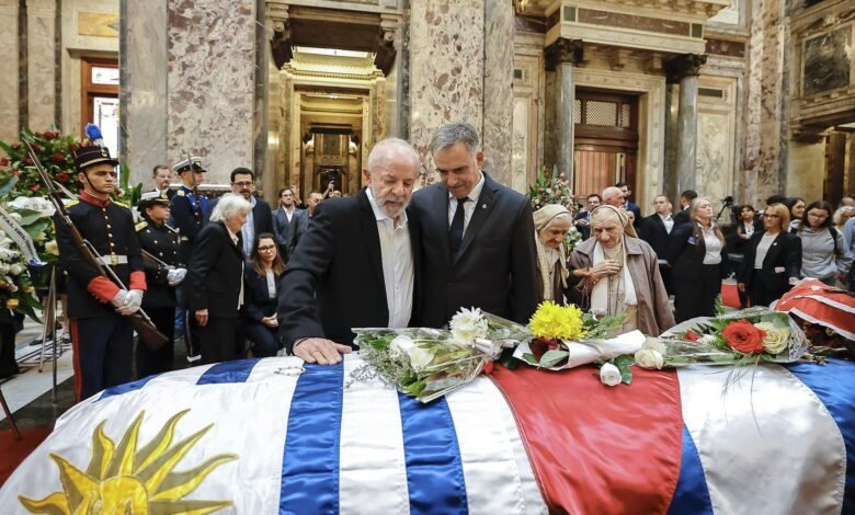 Lula comparece ao velório de Pepe Mujica no Uruguai Lula comparece ao velório de Pepe Mujica no Uruguai