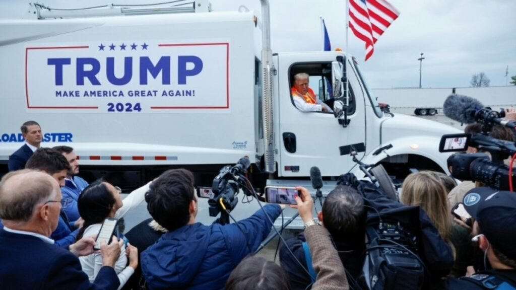 Trump sobe em caminhão de lixo após deslize de Biden