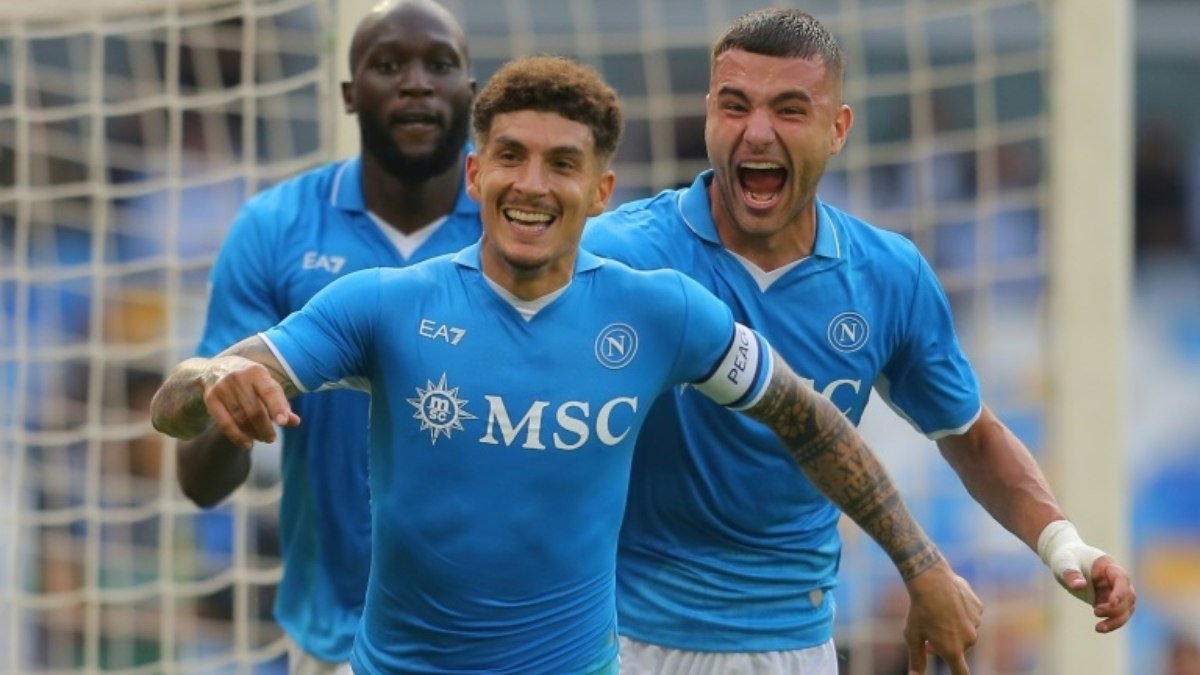 Napoli vence Lecce e segue na liderança do Campeonato Italiano
