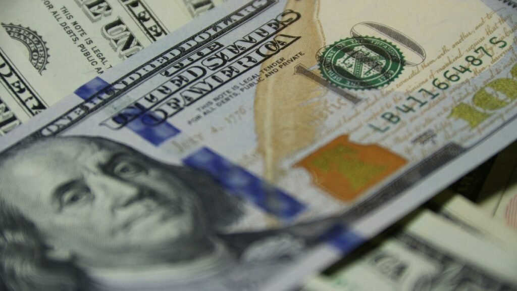 Dólar fecha a R$ 6,06 no 4º dia seguido de recorde