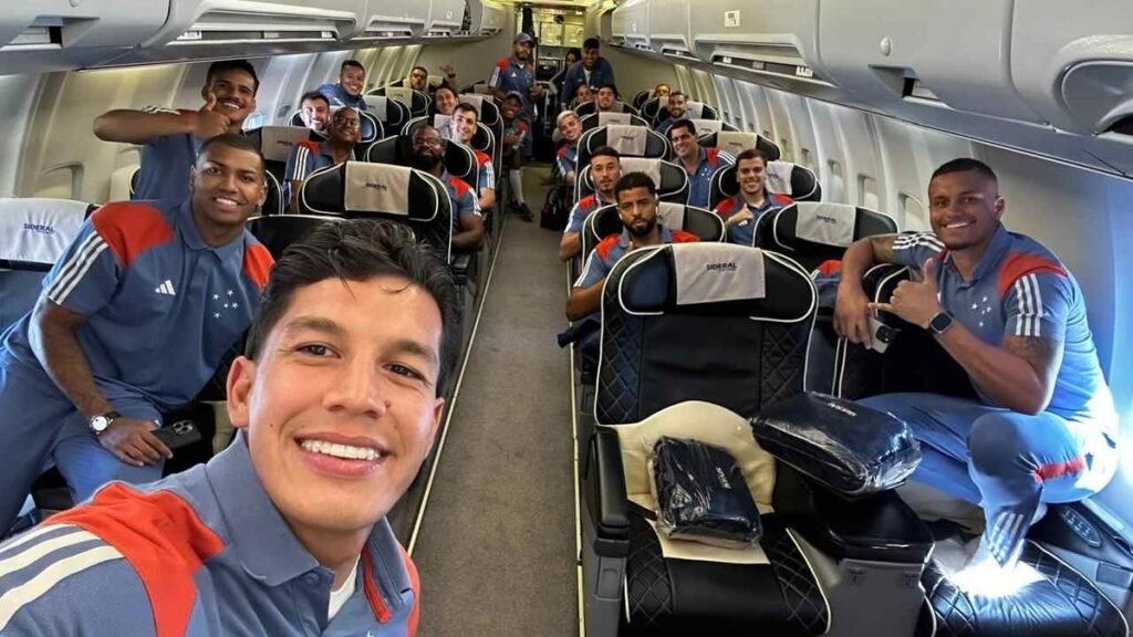 Cruzeiro faz último treino antes de viagem; atacante se lesiona e é desfalque