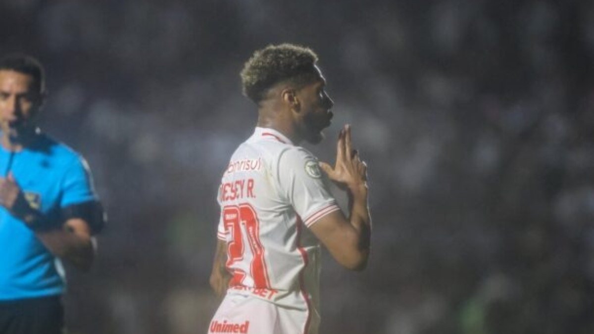 Internacional vence Vasco e chega a 15 jogos de invencibilidade no Brasileirão