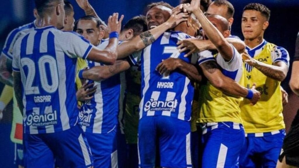 Após seis jogos sem vencer, Avaí derrota o Vila Nova e se afasta do Z4
