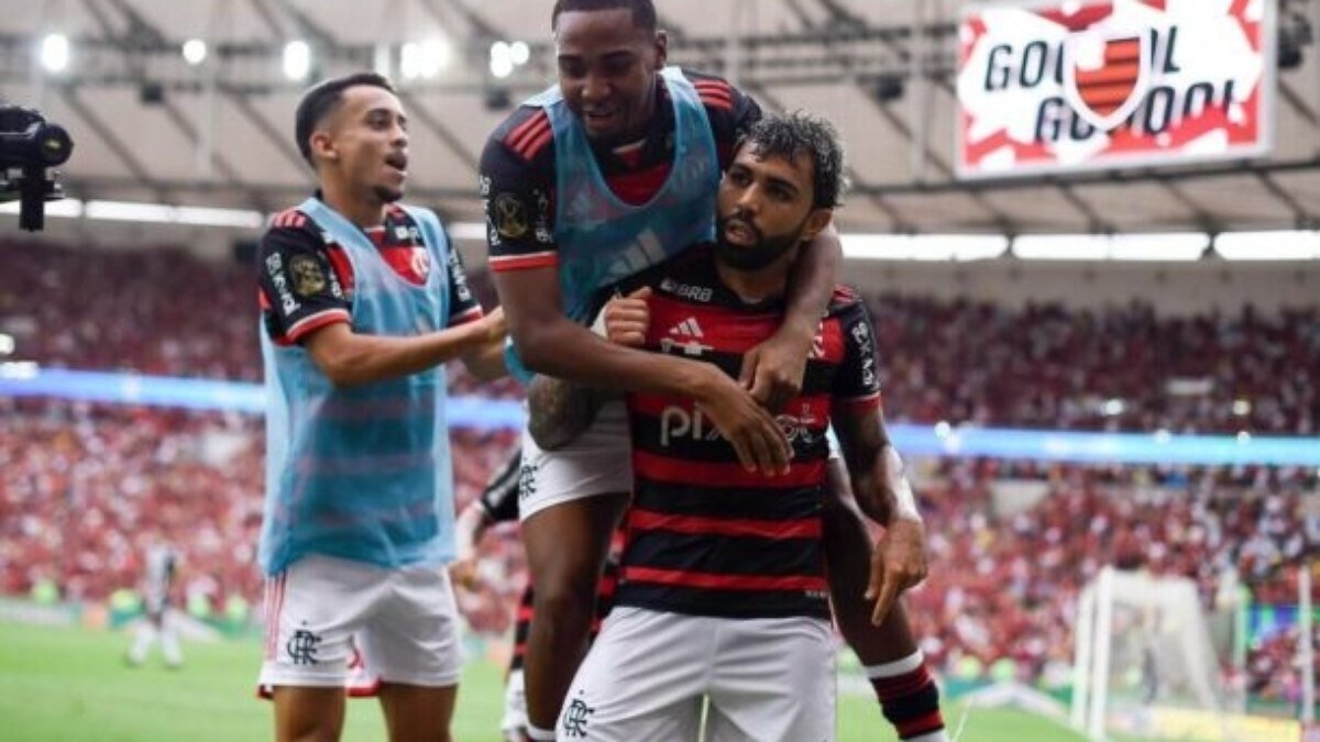 Gabigol toma bronca de Filipe Luís e marca gol poucos segundos depois