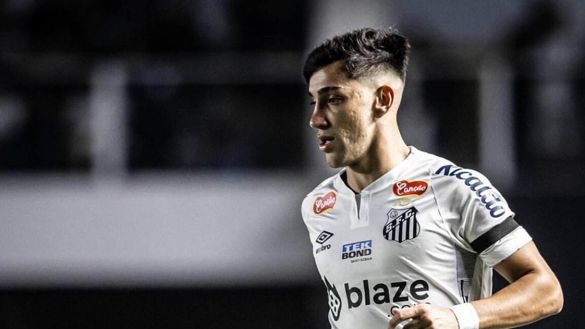 Santos negocia rescisão de contrato com o atacante Pedrinho