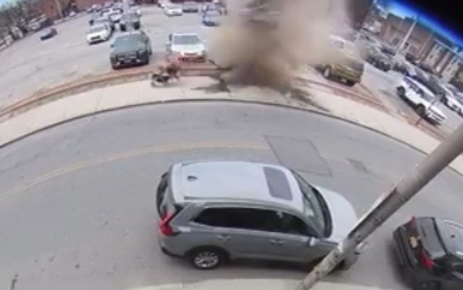 Por pouco: bueiro explode logo após família passar por ele; veja Por pouco: bueiro explode logo após família passar por ele; veja