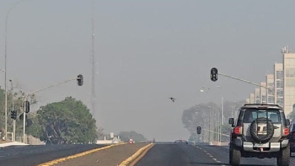 Brasília completa 151 dias sem chuva e amanhece encoberta por fumaça