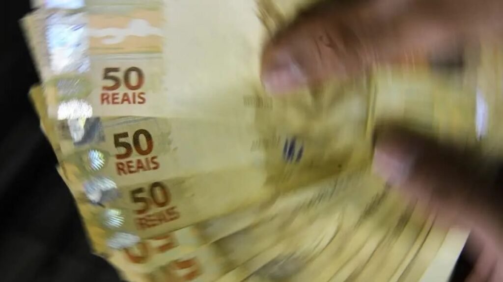 Governo protocola PL de pacote de ajuste fiscal que limita crescimento real do salário mínimo