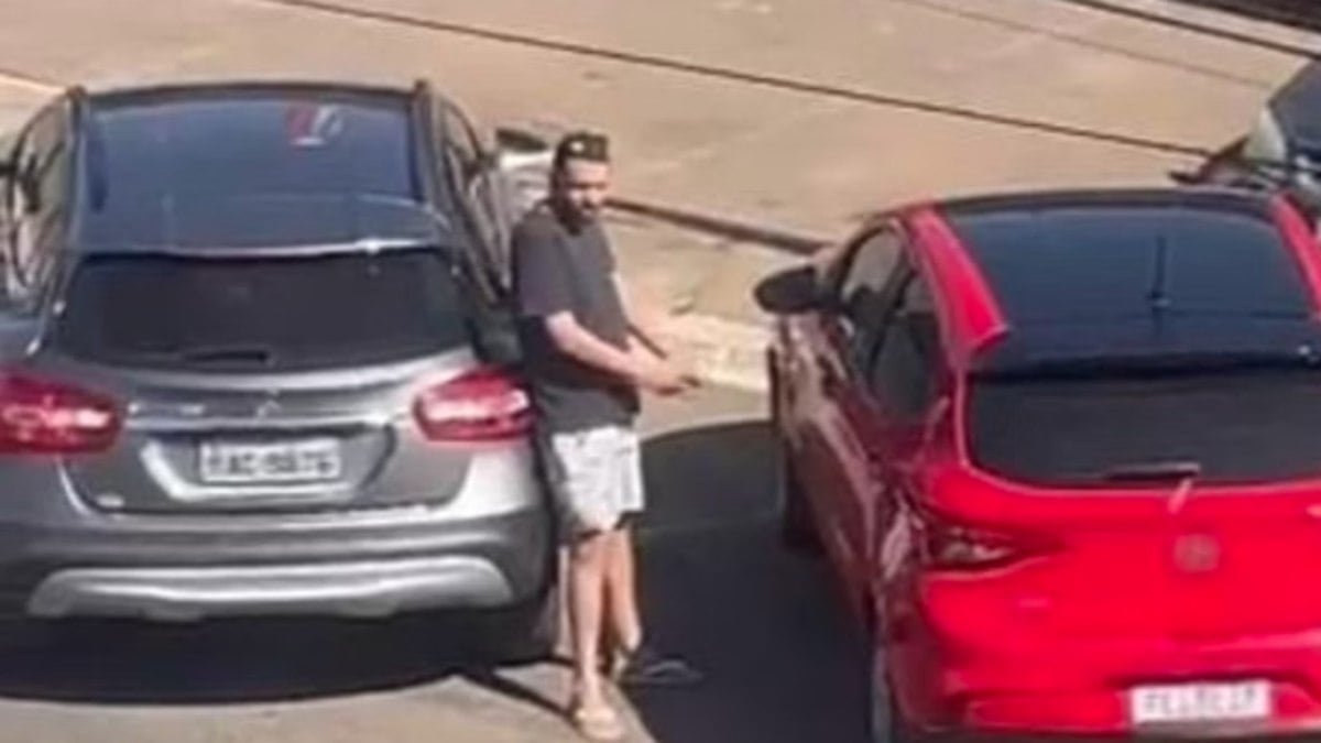 ladrão finge se alongar para roubar carro e depois foge em Mercedes-Benz