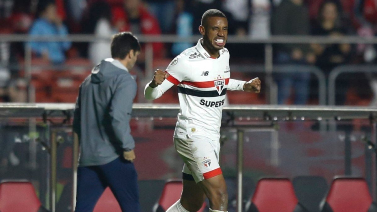 Autor do segundo gol do São Paulo, André Silva celebra vitória contra o Athletico e enaltece trabalho do elenco