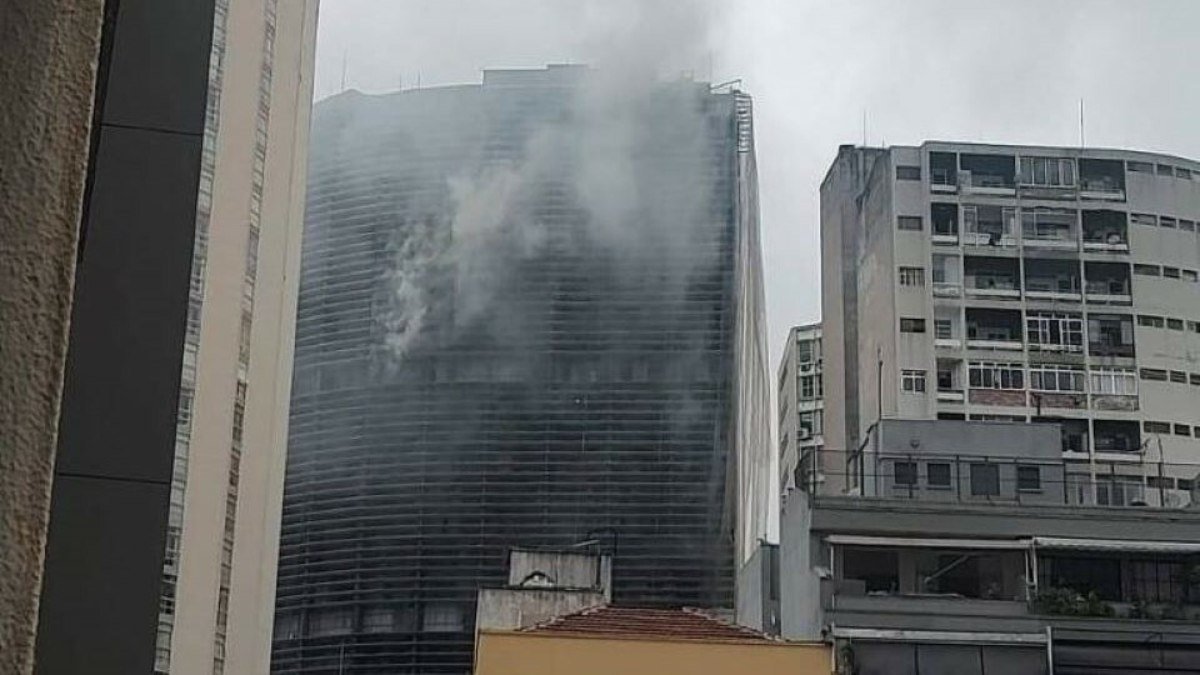 Incêndio atinge o Copan, tradicional edifício em São Paulo Incêndio atinge o Copan, tradicional edifício em São Paulo