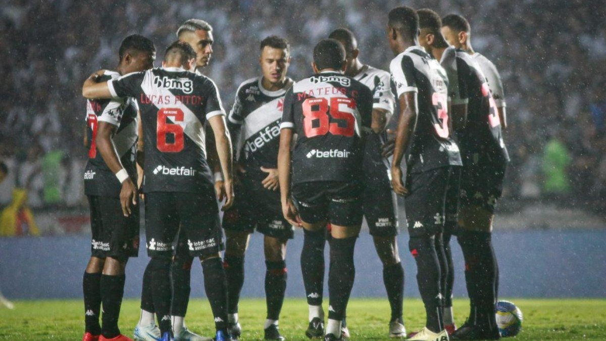 Vasco volta a ganhar no Brasileirão e Coutinho garante primeira vitória após seu retorno