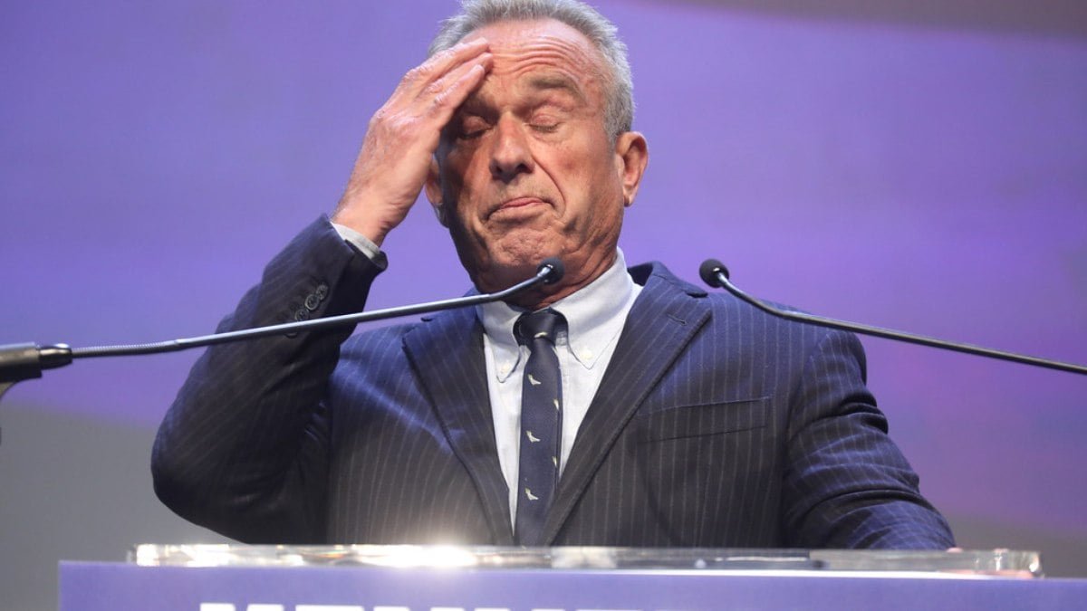 Robert F. Kennedy Jr., candidato independente, interrompe campanha e declara apoio a Trump