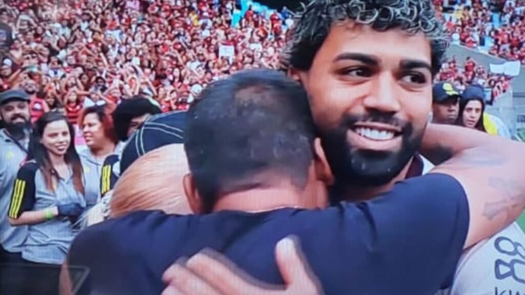 Torcedores exaltam Gabigol, pedem sua permanência e xingam Landim