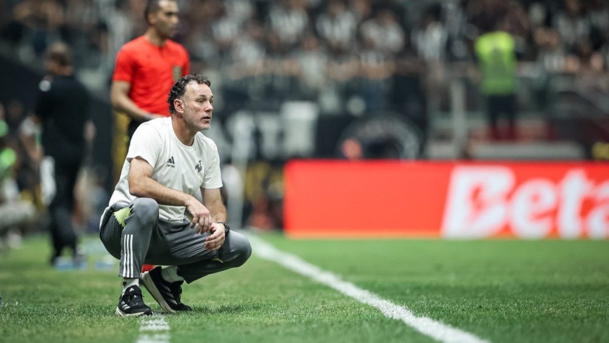 Milito cita Sampaoli e elogia nova posição de Arana no Atlético