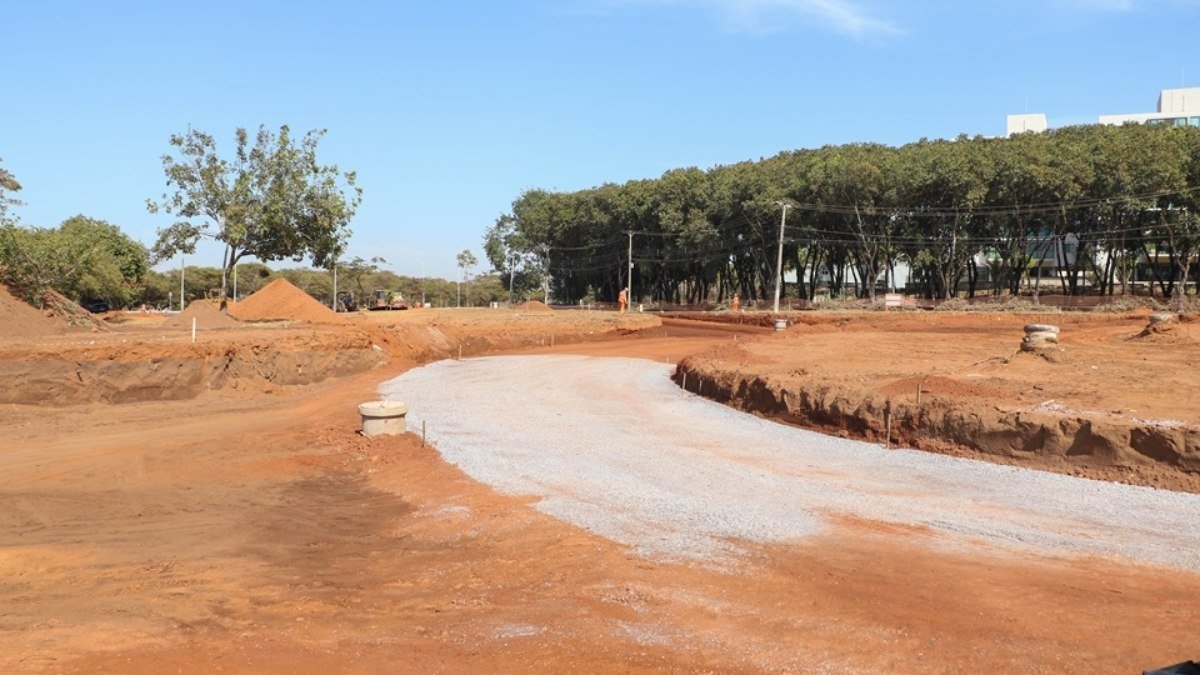 Suspensão de obra na rotatória da Octogonal trava o Corredor Eixo Oeste do BRT