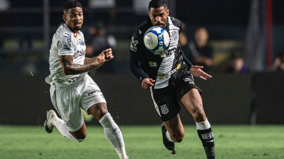 Com um a menos, Ponte Preta marca nos acréscimos e arranca empate com o Santos pela Série B
