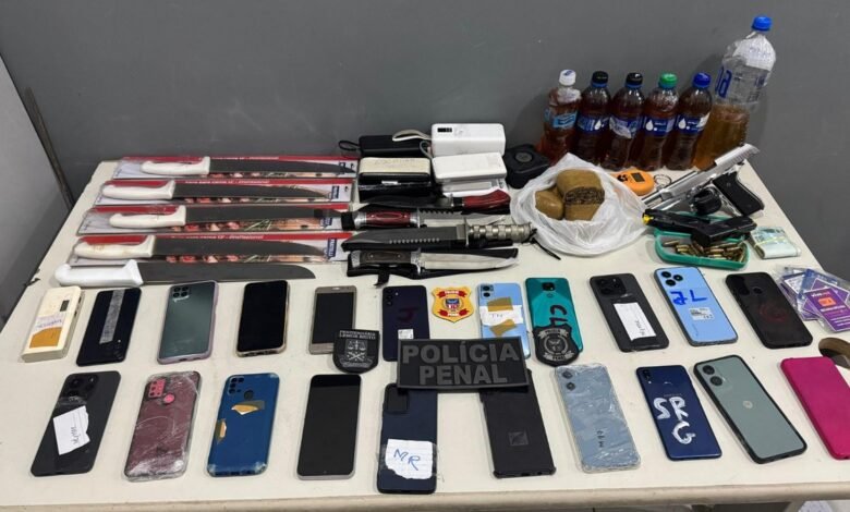 Homem é preso ao tentar entrar com drogas e armas em presídio Homem é preso ao tentar entrar com drogas e armas em presídio
