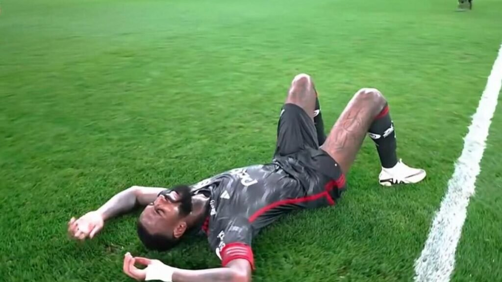 David Luiz e Alex Sandro treinam com o grupo do Flamengo