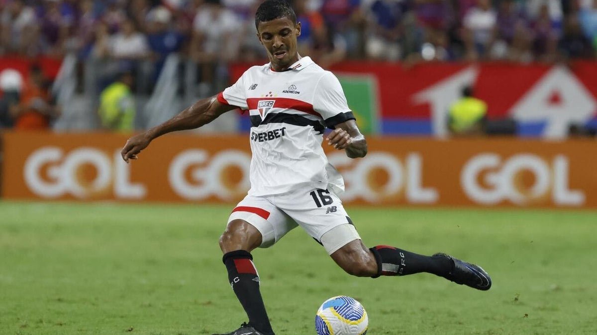 Luiz Gustavo avalia futuro enquanto São Paulo deseja renovação