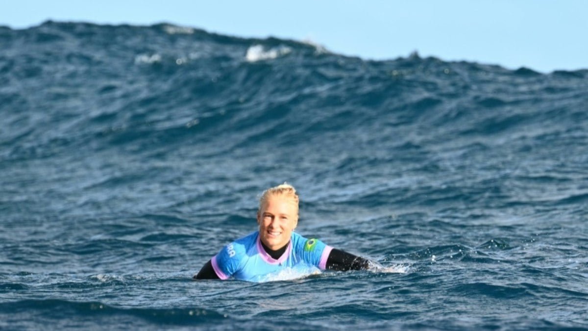 Tatiana Weston-Webb vence e vai às semifinais do surfe de Paris-2024