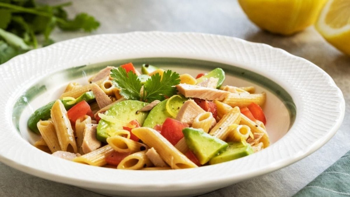 salada de penne sem glúten com atum e abacate
