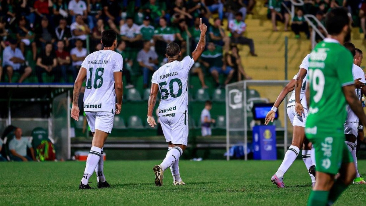 Goiás vence Amazonas, sobe na tabela da Série B e segue na briga pelo acesso