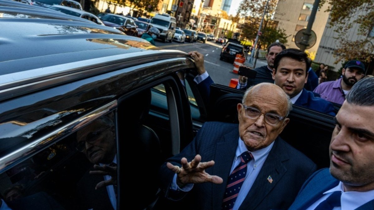 Ex-advogado de Trump condenado por difamação entrega carro e relógios de luxo