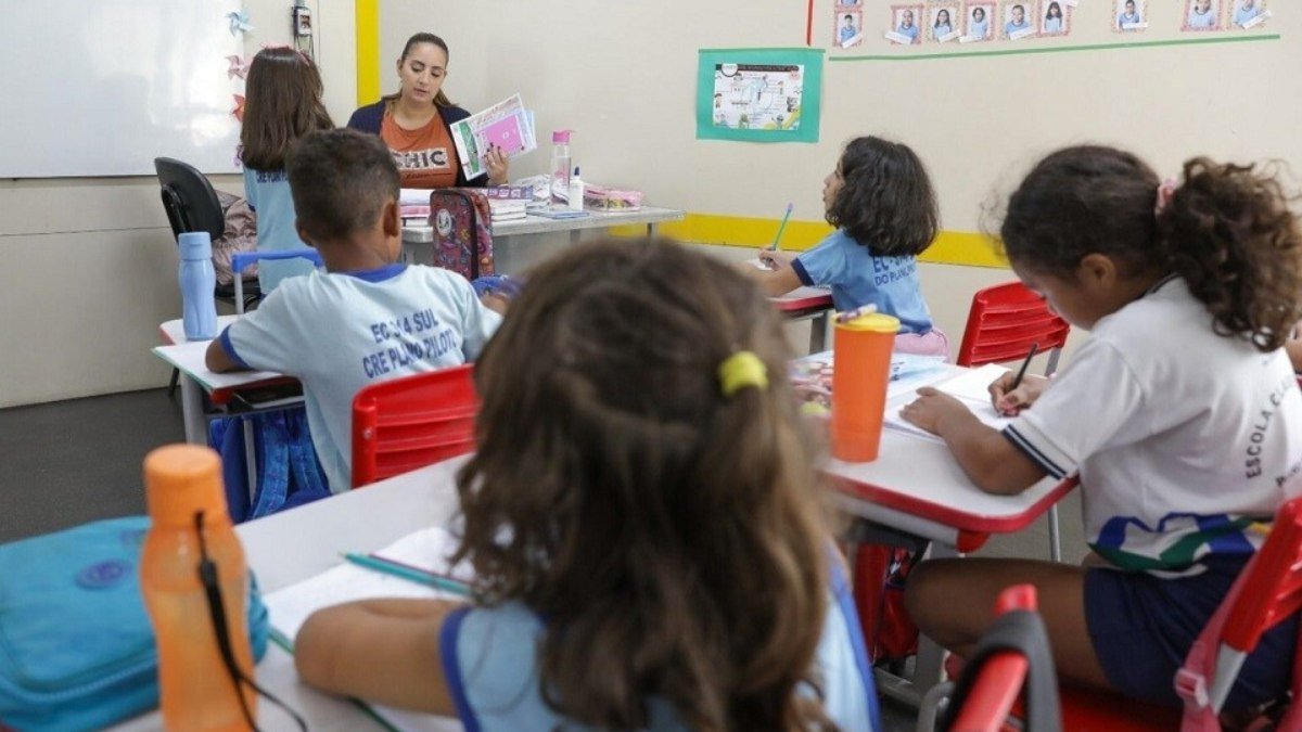 Apesar da seca, aulas são mantidas nas escolas públicas; centros olímpicos fecham temporariamente