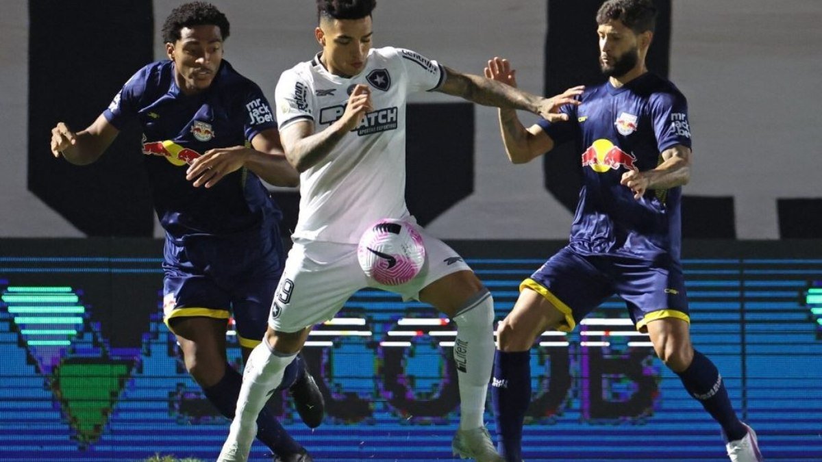 Botafogo bate o Bragantino e se isola na liderança do Brasileirão