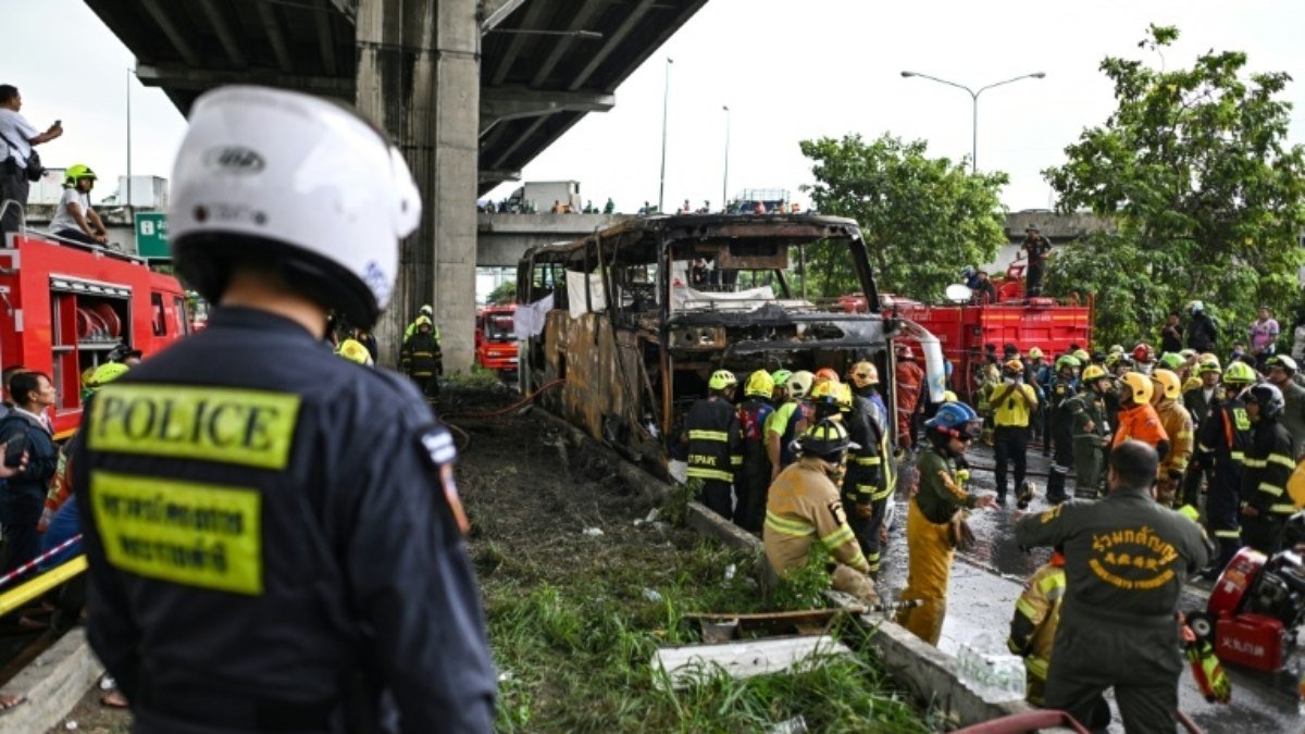 Incêndio em ônibus escolar deixa vários mortos na Tailândia