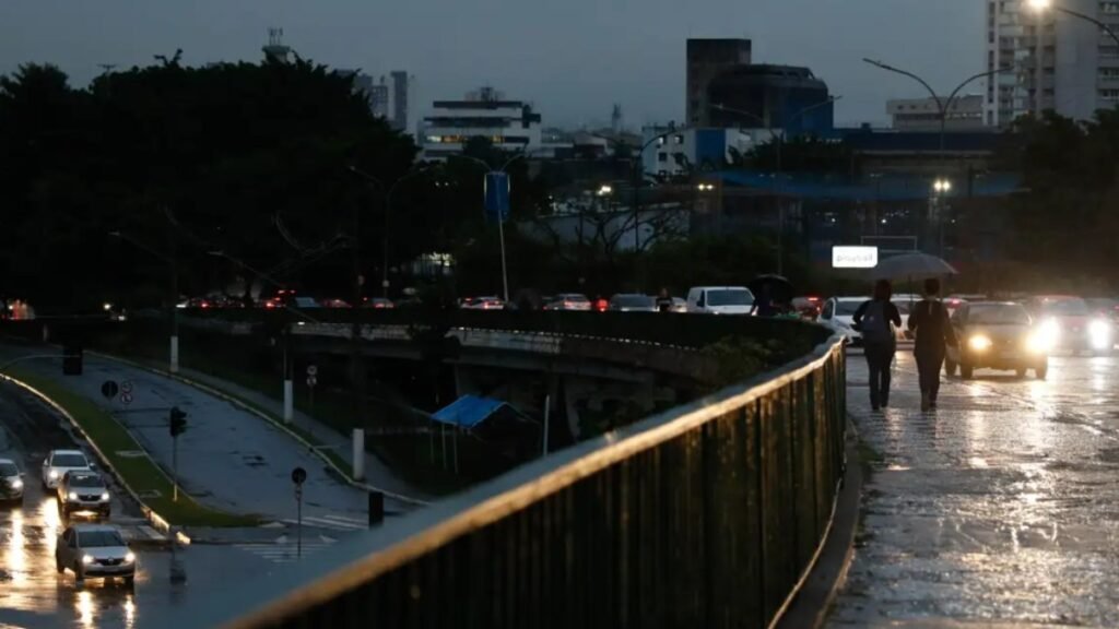 ‘Estação chuvosa’ deve persistir em 17 estados; em São Paulo há risco de granizo