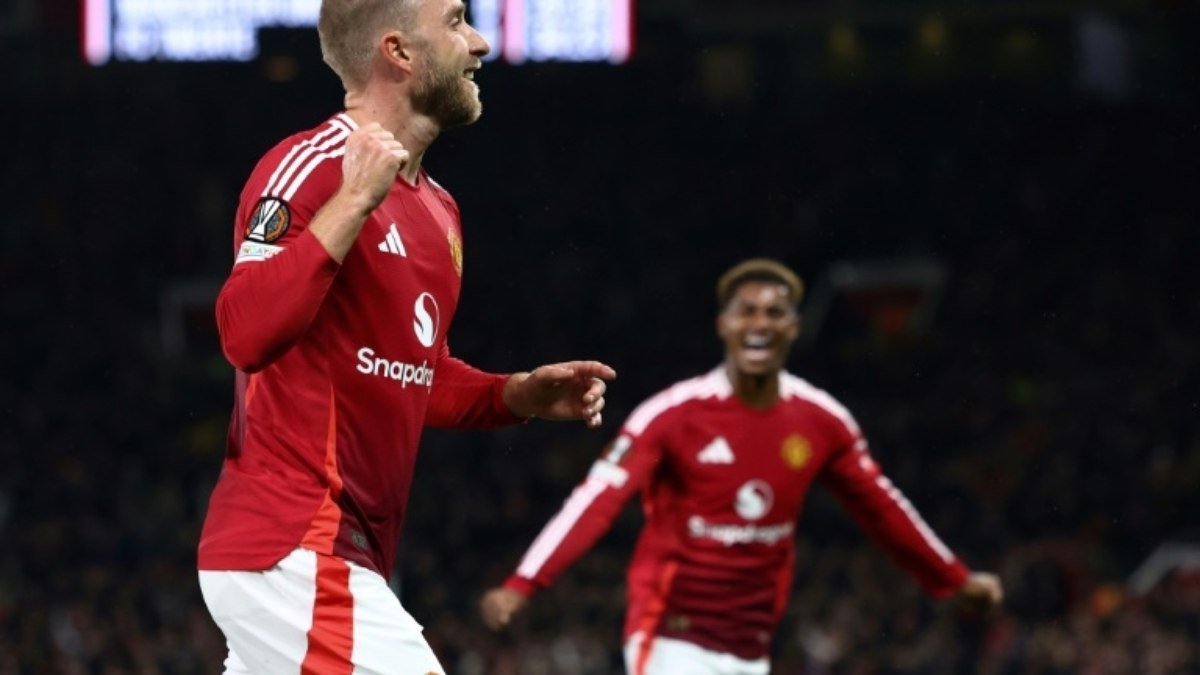 Manchester United fica no empate em casa com o Twente em sua estreia na Liga Europa