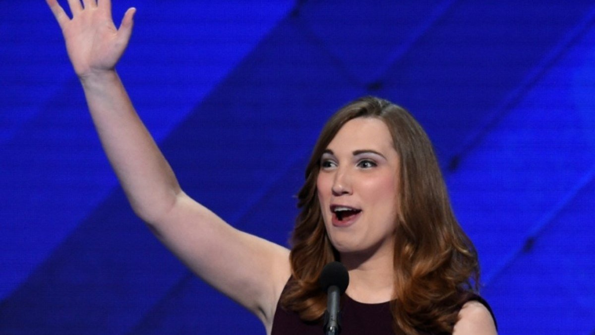 Sarah McBride se torna primeira pessoa trans eleita para o Congresso dos EUA