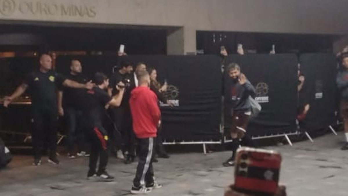 Com festa, Flamengo desembarca em BH