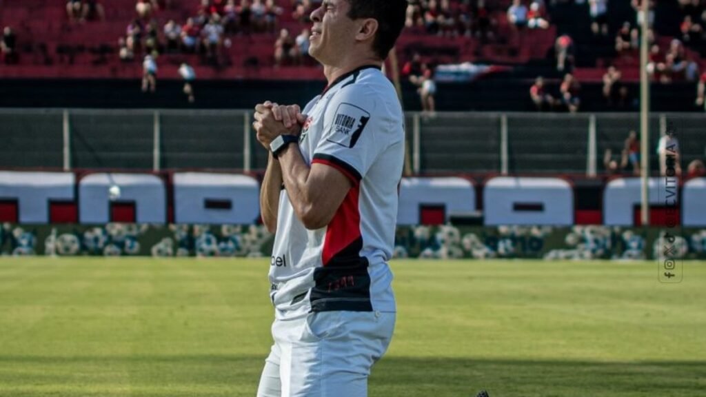 Osvaldo acompanha partida entre Vitória e Juventude após alta médica
