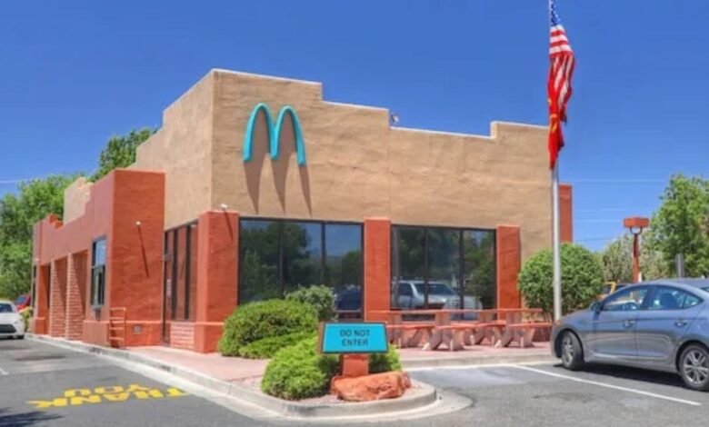 Descubra por que este é o único McDonald’s com arcos azuis Descubra por que este é o único McDonald’s com arcos azuis