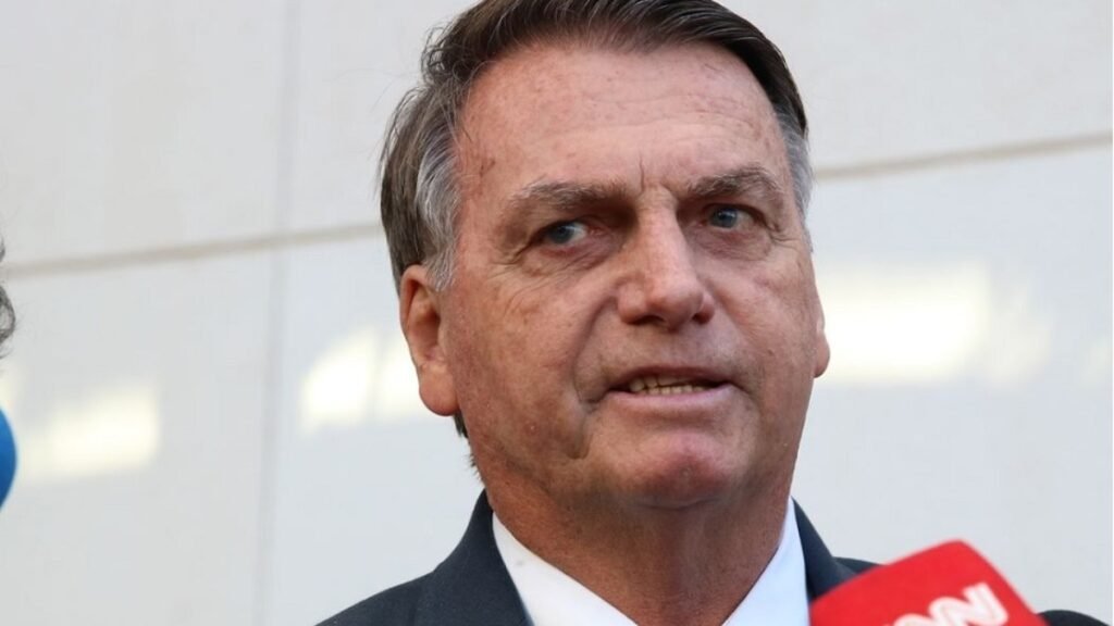 Bolsonaro deixou país para evitar prisão e esperar desfecho do 8/1