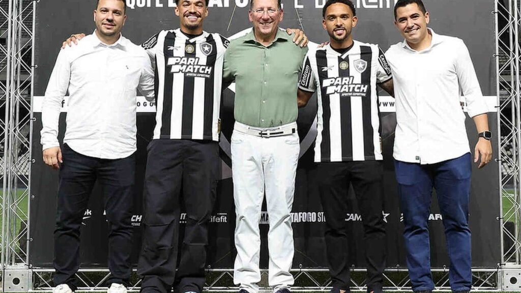 Com Textor, Vitinho e Adryelson são apresentados pelo Botafogo