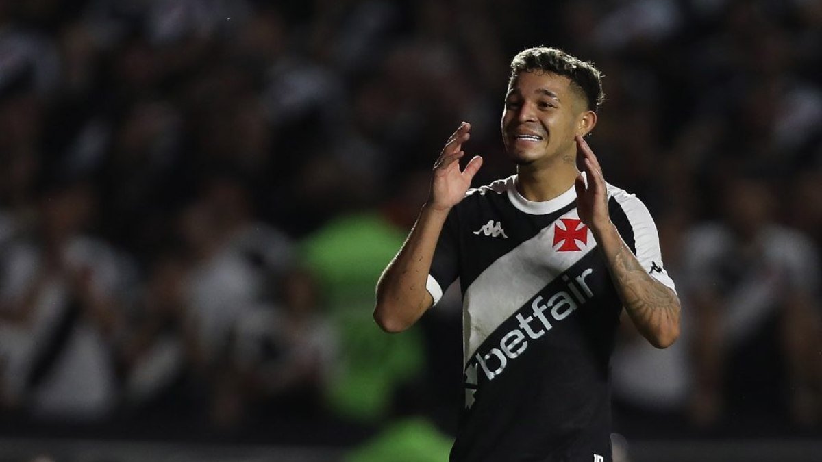 Adson é destaque, mas Vasco sofre empate no fim, com vaias para Léo Pelé