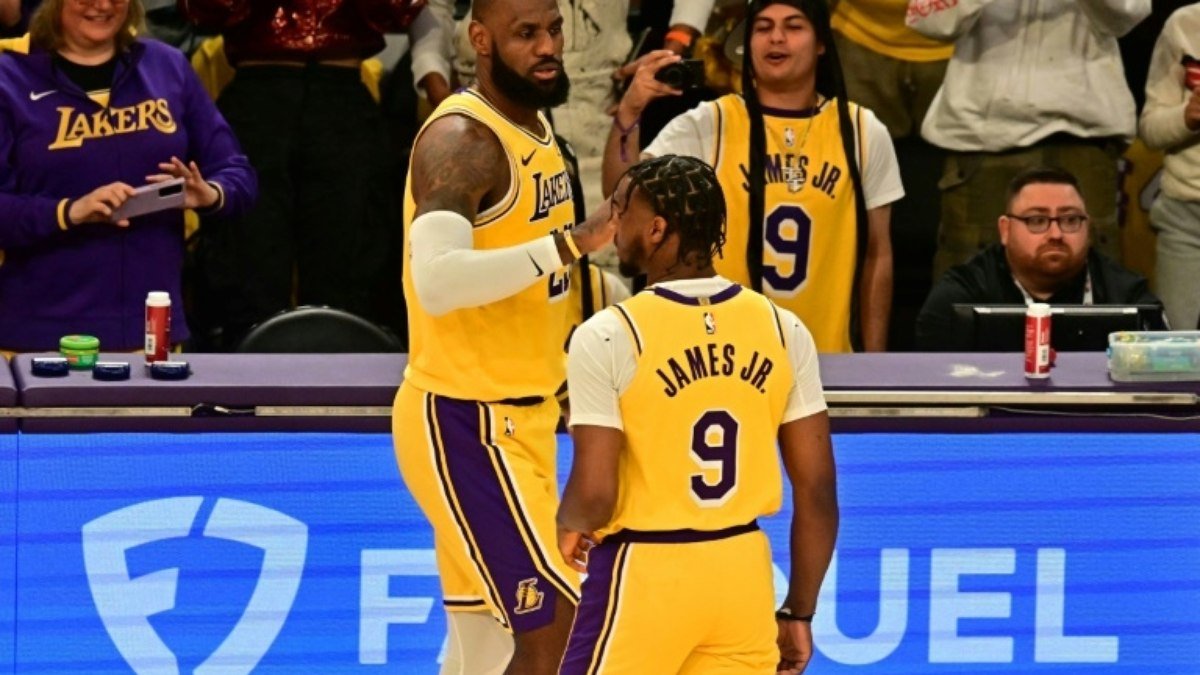 LeBron e Bronny James se tornam 1ª dupla de pai e filho a jogar no mesmo time na NBA