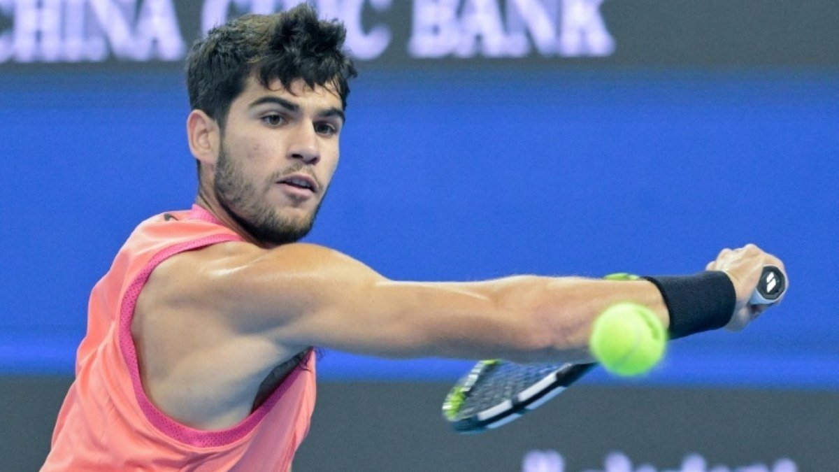 Alcaraz avança às quartas do ATP 500 de Pequim e mostra apoio a Sinner