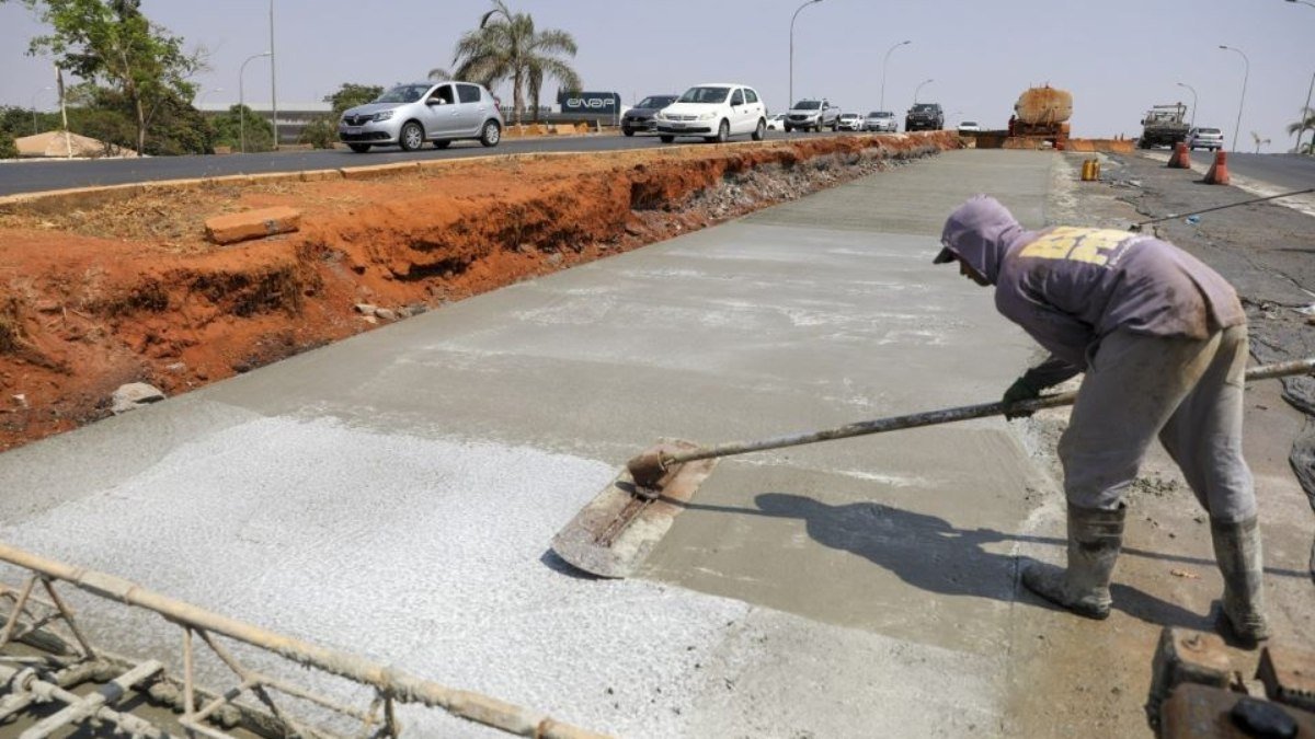 Corredor da Rodoviária da Asa Sul recebe novo pavimento rígido em concreto