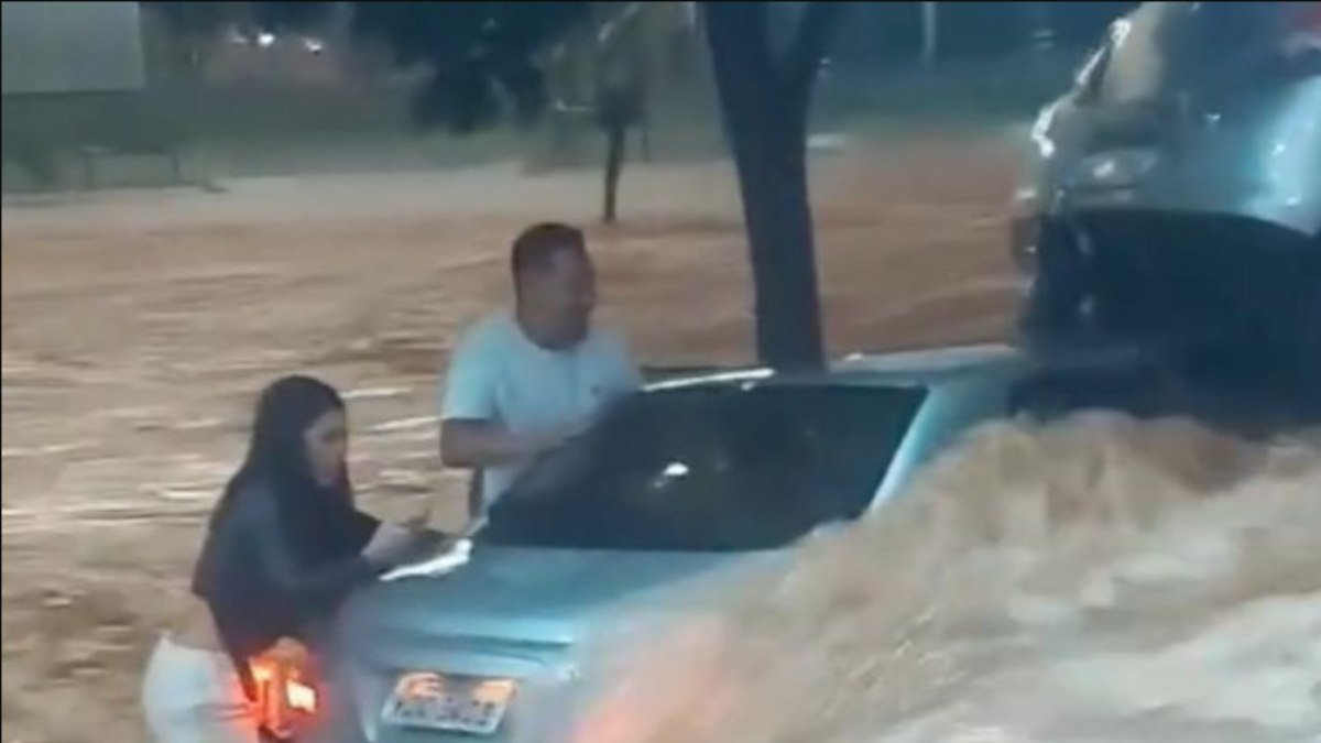 Vídeo mostra momento que influencer morta em enxurrada é arrastada pela chuva em MG