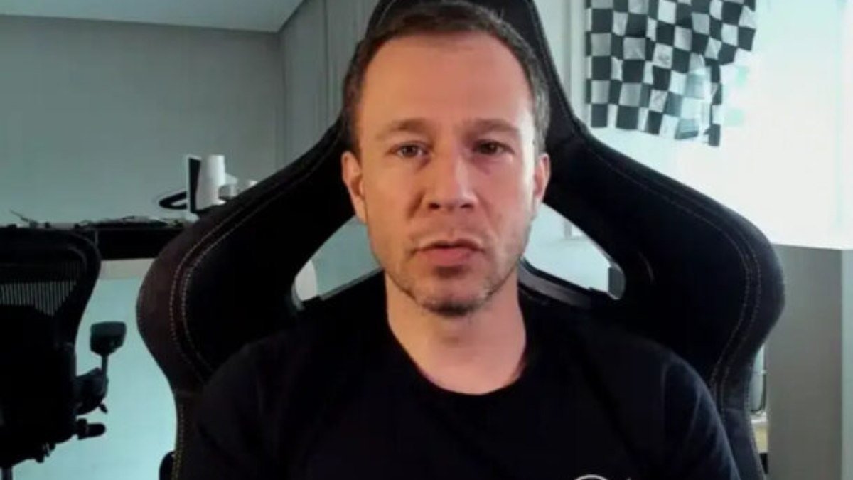 Tiago Leifert discute com influenciadora ao rebater acusações em fala sobre Vini Jr.